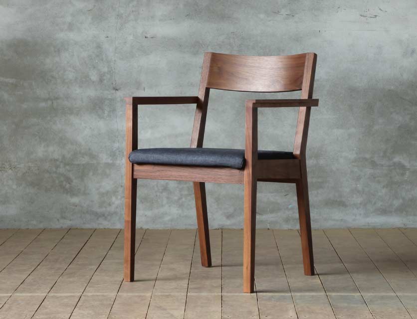 無垢材チェアー定価¥80000 シキファニチア 国産チェア ダイニングチェア 肘付き オメガ2 セミ