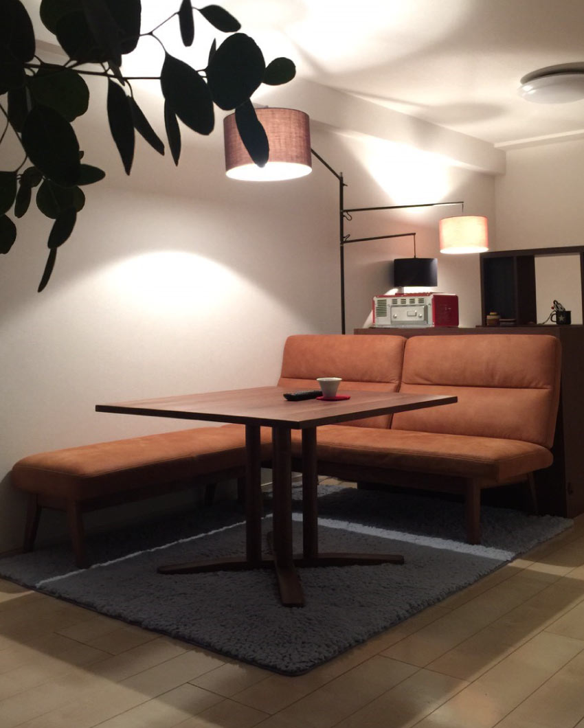 ウォールナットに革で張られているハイバックソファ。正方形のダイニングテーブルで使うと狭いスペースでも高級感ある空間を家具で演出できます。