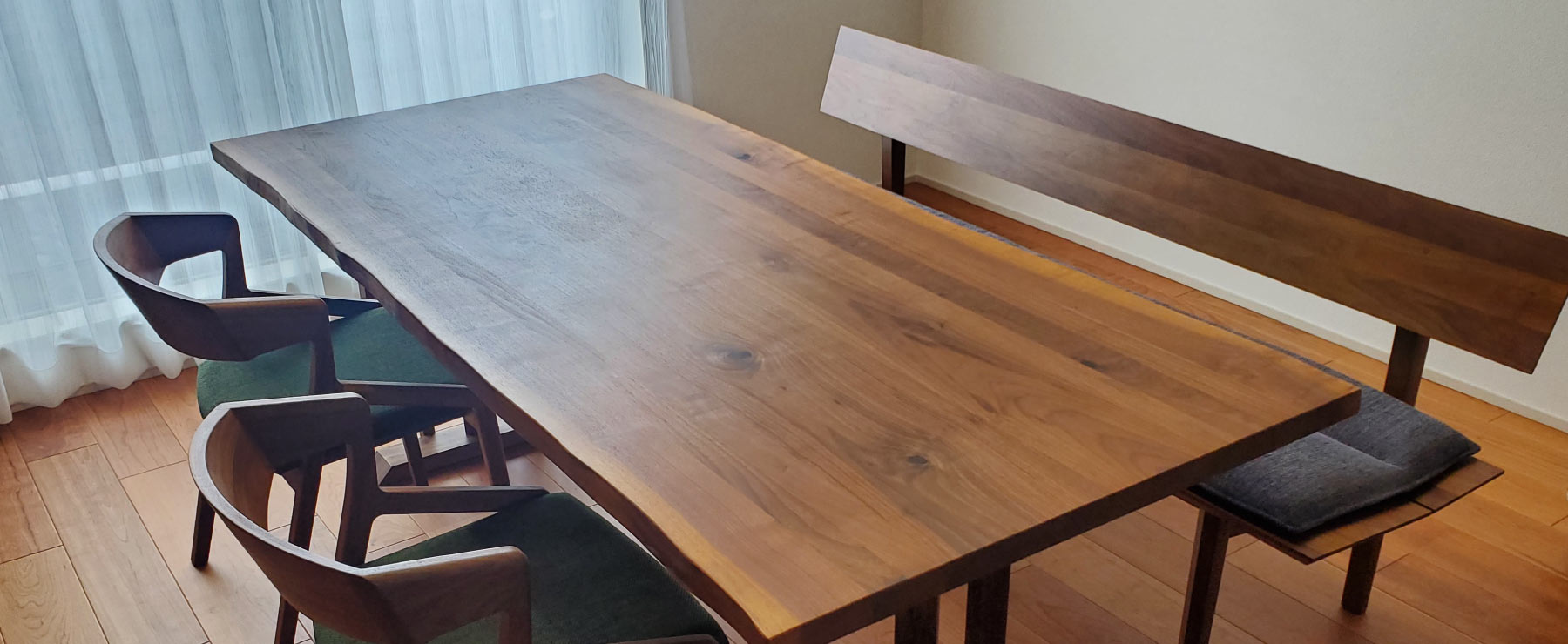 サイズオーダー可能なダイニングテーブル。ウォールナットで作られたテーブルは自然素材の無垢材を使用しており、経年変化をお楽しみいただけます。