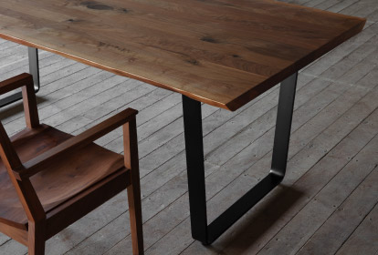 SOLID���É��Ől�C�̃X�`�[���r�_�C�j���O�e�[�u���B�V�R�؂ƈّf�ނ̑g�ݍ��킹�ŃC���_�X�g���A���ȃe�[�u���ɂȂ�܂��B