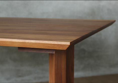 名古屋栄の無垢家具専門店SOLID。5cmピッチでサイズオーダー可能な無垢テーブル。高さも1cmピッチで、2本脚や無垢の鉄脚も選べます。