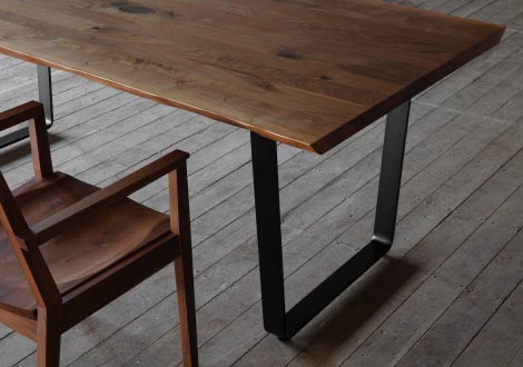 SOLID名古屋で人気のスチール脚ダイニングテーブル。天然木と異素材の組み合わせでインダストリアルなテーブルになります。