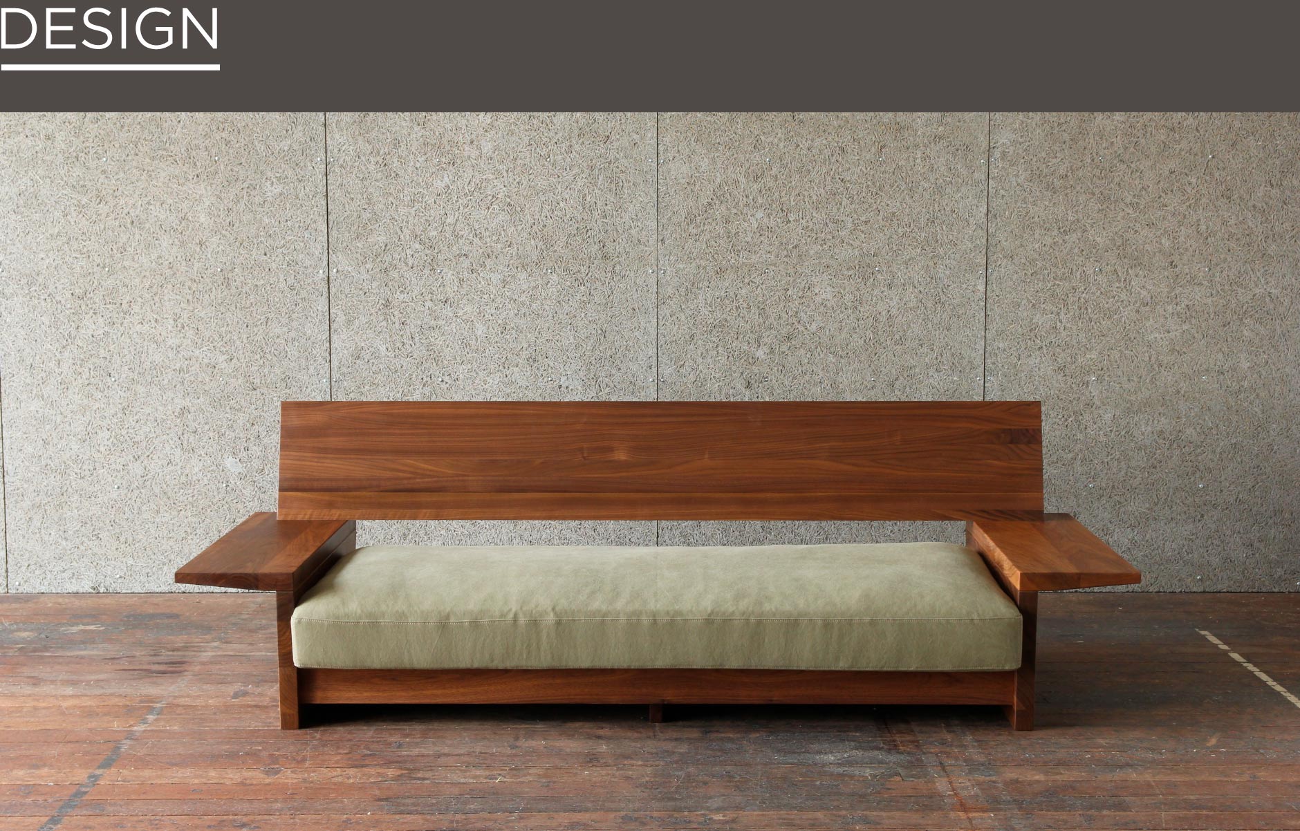 名古屋栄にある無垢家具を扱うSOLID。店内の中でも使う天然木の厚みがあり、存在感を十分に感じられる木製ソファ